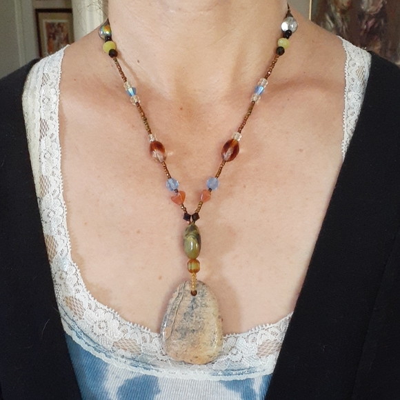 Beaded necklace with Stone Pendant - Picture 5 of 5